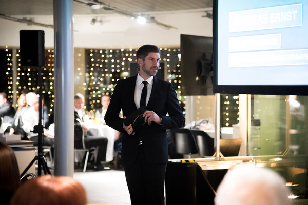 Andreas Ernst als Moderator der Spendengala 2019