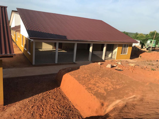 Rohbau des Gebäudes der späteren Grundschule
