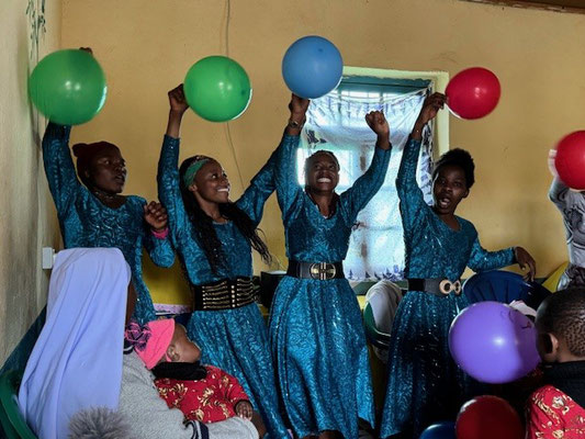 Tanzaufführung von 4 jungen Frauen in blauen Kleidern