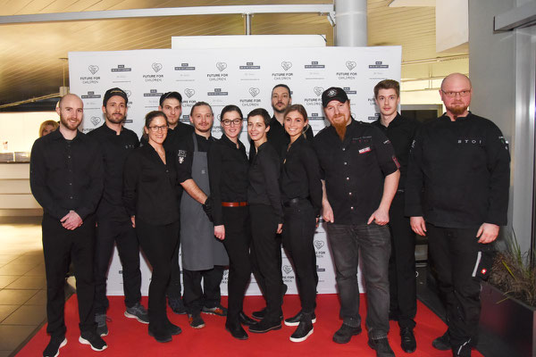 Gruppenfoto aller Beteiligten der Spendengala 2019