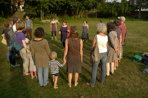 offenes Singen mit Paraplü -Foto: Fabian Becker