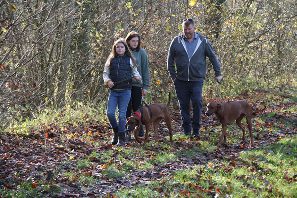 Paula, Lilli und Jörg mit Isali und Danuwa