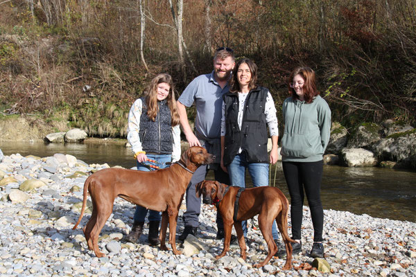 Paula, Jörg, Katya und Lilli mit Danuwa und Isali