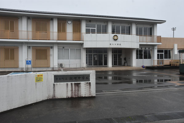 ４９３１　潮岬地区にある潮岬中学校（標高５０ｍ）