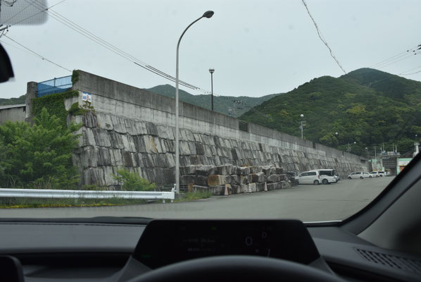 ５２０８　錦漁港浦の防潮壁（河川側は無防備）