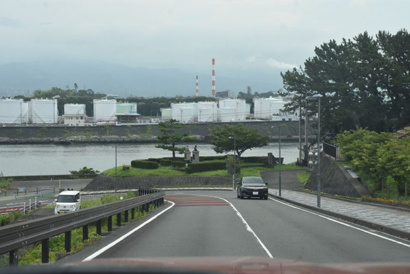 9043 田子の浦の航路脇のタンク