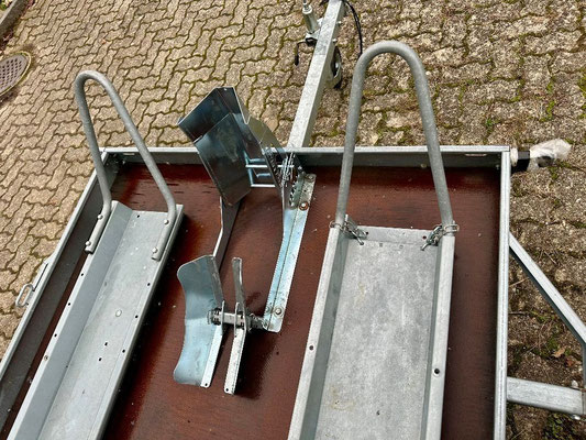 Platz für zwei grosse Motorräder oder 3 kleine