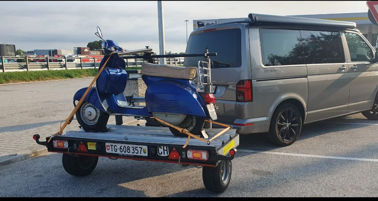 Kundenfoto mit Oldtimer-Vespa