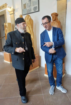 Cem Özdemir und Holzbildhauer und Diakon Gunter Schmidt-Riedig beim Rundgang durch das Koptische Kloster. Foto: Jennifer Peppler