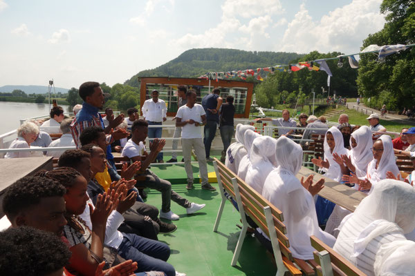 Gäste aus Eritrea unterstützen den ökumenischen Gottesdienst mit Gesängen. Foto: Jennifer Peppler