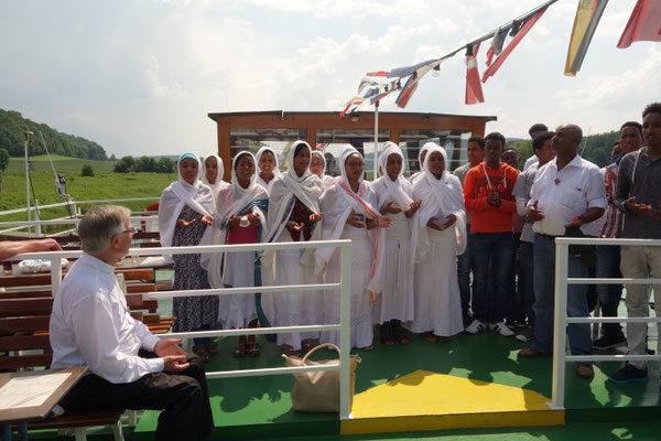 Gäste aus Eritrea unterstützen den ökumenischen Gottesdienst mit Gesängen. Foto: Jennifer Peppler