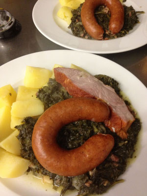 Klassischer Grünkohl mit Bregenwurst, Kassler und Salzkartoffeln in der Brasserie Rendezvous Hannover-Bothfeld