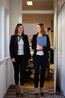 Kanzleimanagerin Marina Sophie Flasch, MBA mit Notarpartnerin Mag. Elisabeth Lentner, LL.M. im Gespräch