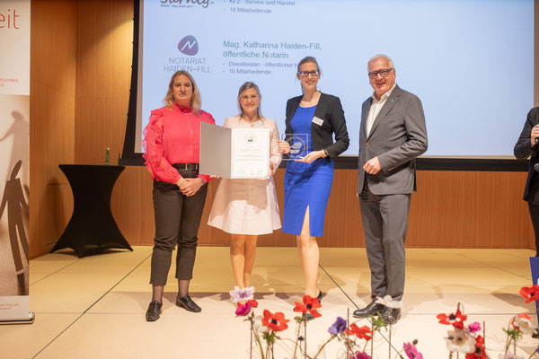 Übergabe der mit Auszeichnung & Gütesiegel für Betriebliche Gesundheitsförderung an Marina Sophie Flasch, MBA mit Notarin Mag. Katharina Haiden-Fill, MBL 
