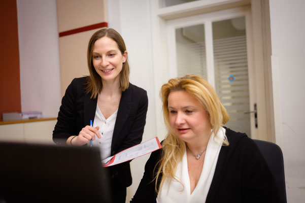 Notarpartnerin Mag. Elisabeth Lentner, LL.M. mit Sachbearbeiterin Claudia Schuschnig