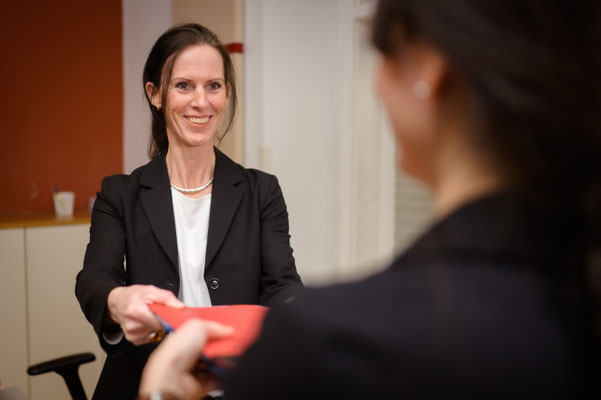 Sachbearbeiterin Gudrun Pemberger der einer Aktenübergabe