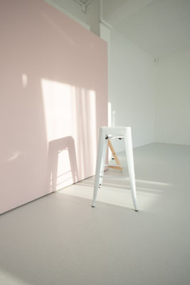 Studio 2 rosa wand und weißer Metall Barhocker