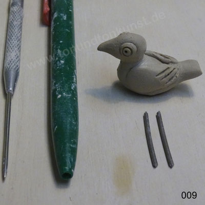 Augpfel und Pupillen eindrücken, Flügelfedern schraffieren.