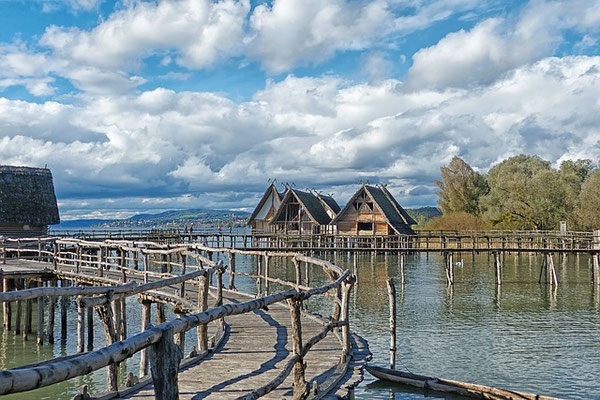 Die Pfahlbauten in Uhldingen liegen dank der Autofähre sehr nahe und zeigen, wie das Leben am Bodensee vor tausenden von Jahren war.