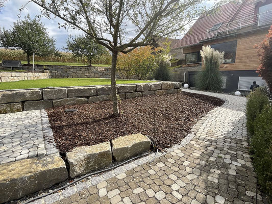 Terrassenbau, Wohlfühloase, Pflasterarbeiten, Rollrasen, Galabau Sigel