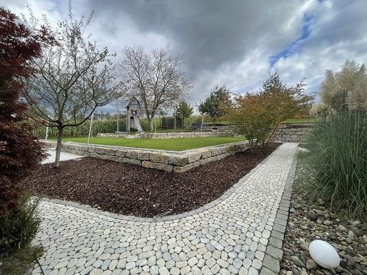 Terrassenbau, Wohlfühloase, Pflasterarbeiten, Rollrasen, Galabau Sigel