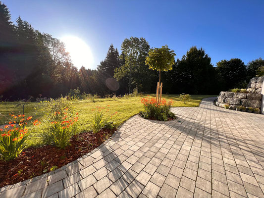 Terrassenbau, Wohlfühloase, Pflasterarbeiten, Rollrasen, Galabau Sigel