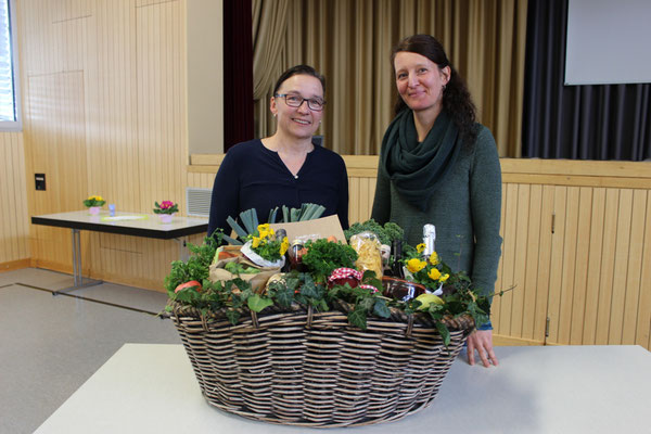 Geschenkkorb gestiftet von den Landbewirtschaftern Binzen Vertreten durch:Janina Schweigler, Weingut Schweigler, Renate Krumm, Stapflehuus Lädeli, Margrit Krebs Weingut Krebs (nicht im Bild)