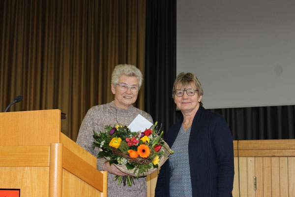 Bärbel Ganter dankt Gerda Müller für langjährige Betreuung der Bezirkshomepage