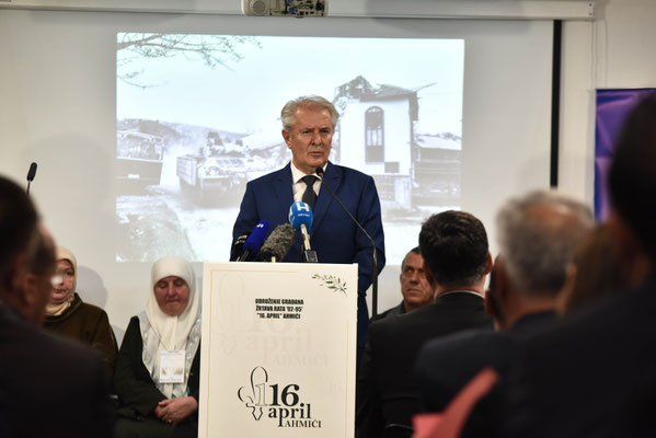 Ansprache durch Refik Lendo. Vizepräsident der Föderation BiH  bei offizieller Gedenkfeierlichkeit am 16.4.2023