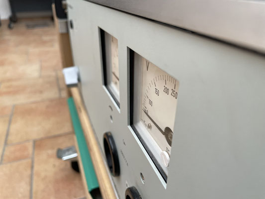 RFT Netzregler NR 170 analoge Messinstrumente für Ausgangsspannung und Strom Detailansicht