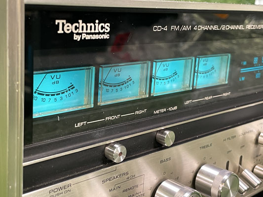Receiver Technics SA-7300X Skala und VU-Meter beleuchtet