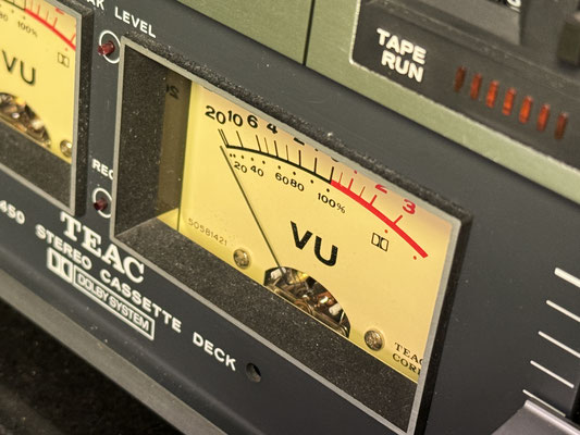 Teac A-450 Kassettendeck Bedienfeld und Regler VU Meter