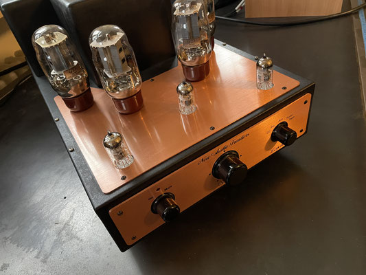 Röhren Vollverstärker New Audio Frontiers Legend Frontansicht mit KT66 Röhren