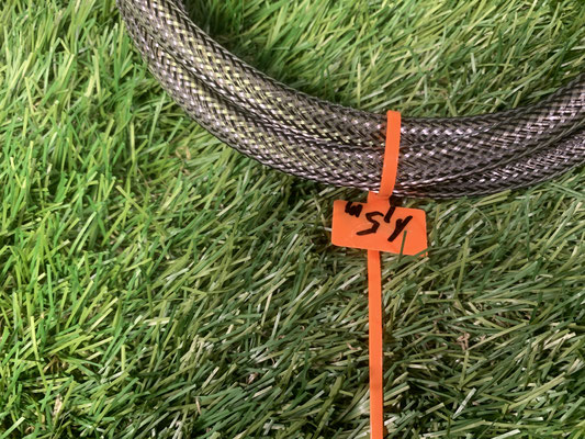 Goldkabel Netzkabel 150 cm auf grünem Hintergrund