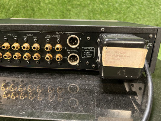 Vorverstärker Onkyo Integra P 3890 Rückansicht mit XLR Cinch und Phono Anschlüssen