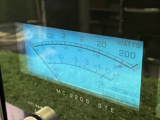 mcintosh-mc2205-front-vu-meter.jpg