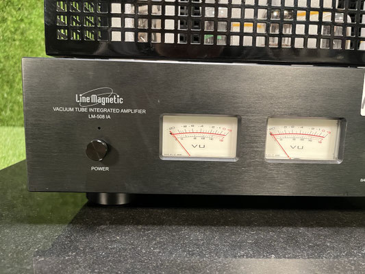 Vollverstärker Line Magnetic LM 508IA Detailansicht der Bedienelemente und Anzeigeinstrumente