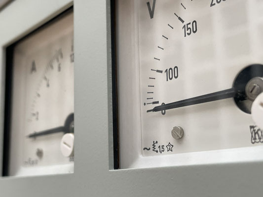 RFT Netzregler NR 170 analoge Messinstrumente für Ausgangsspannung und Strom Detailansicht