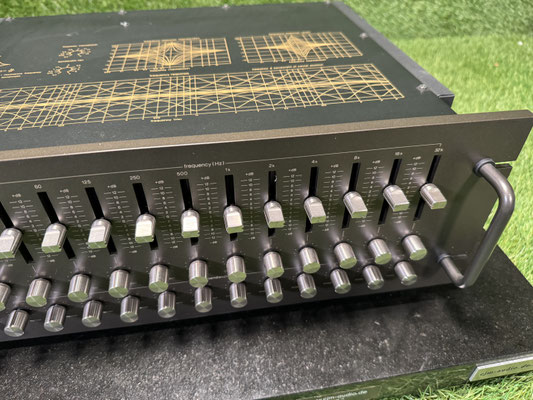 Equalizer Technics SH 9090 Universal Frequency Equalizer Oberseite Gehäuse