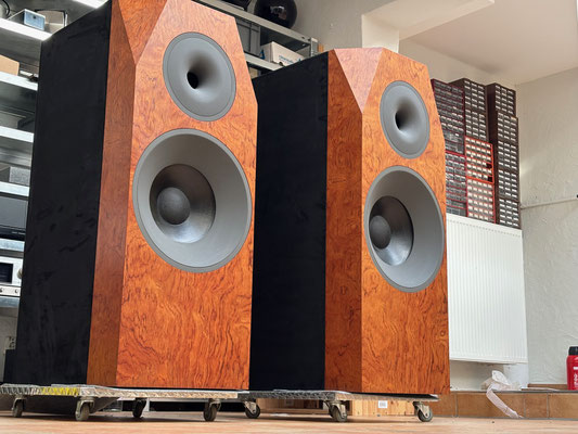 Dynavox-3.1-Seitenansicht – „DynamiKKs Dynavox 3.1 Lautsprecher Seitenansicht Holz-Furnier“
