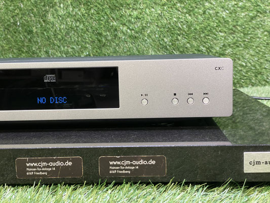 cambridge-cxc-v1-detail.jpg → Cambridge Audio CXC V1 Detailansicht Laufwerk und Bedienelemente