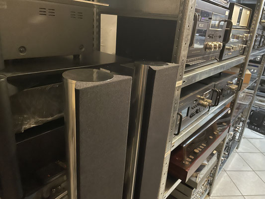 Bang and Olufsen BeoLab 8000 Detail Stoffbespannung und Chassisbereich