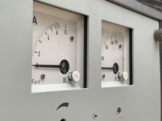 RFT Netzregler NR 170 analoge Messinstrumente für Ausgangsspannung und Strom Detailansicht