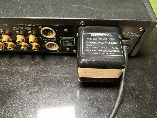 Vorverstärker Onkyo Integra P 3890 Rückansicht mit XLR Cinch und Phono Anschlüssen