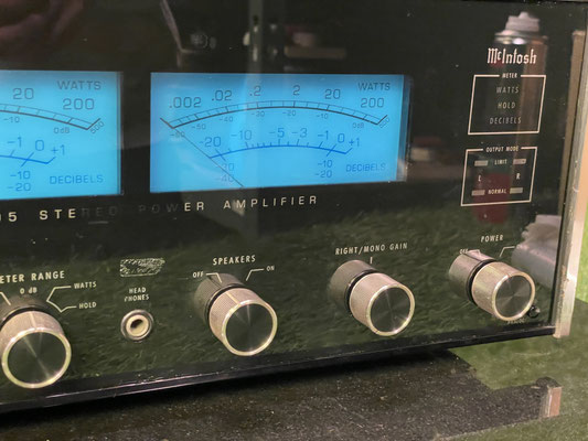 mcintosh-mc2205-front-vu-meter.jpg