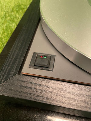 linn-axis-ii-zarge.jpg → Linn Axis II Zarge und Oberseite ohne Tonarm
