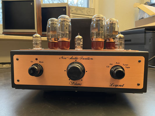 Röhren Vollverstärker New Audio Frontiers Legend Frontdetail Bedienelemente und Röhren