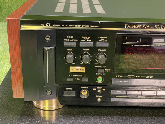 Fisher RS-Z1 Receiver beleuchtete Skala Detail