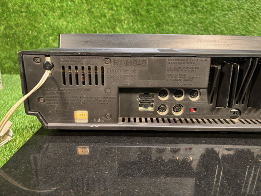 Grundig RTV 1040 Rückseite Detail Quadro Lautsprecheranschlüsse und Eingänge