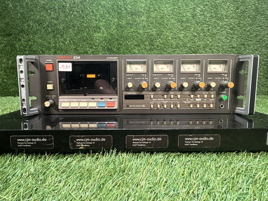 Tapedeck Tascam 234 Syncaset 4 Spur Kassettendeck Frontansicht mit VU Metern